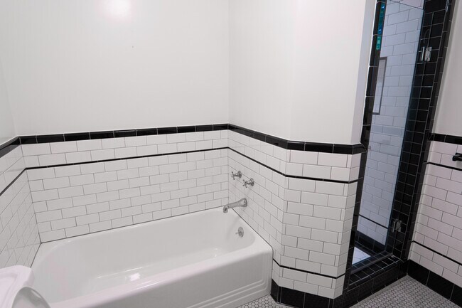 bath tub - 638 N Gardner St
