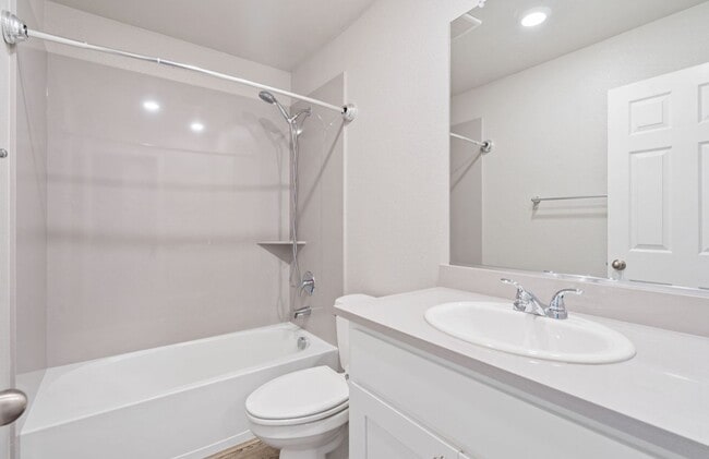 Building Photo - **Welcome Home to Your Dream Residence in Roseville!**