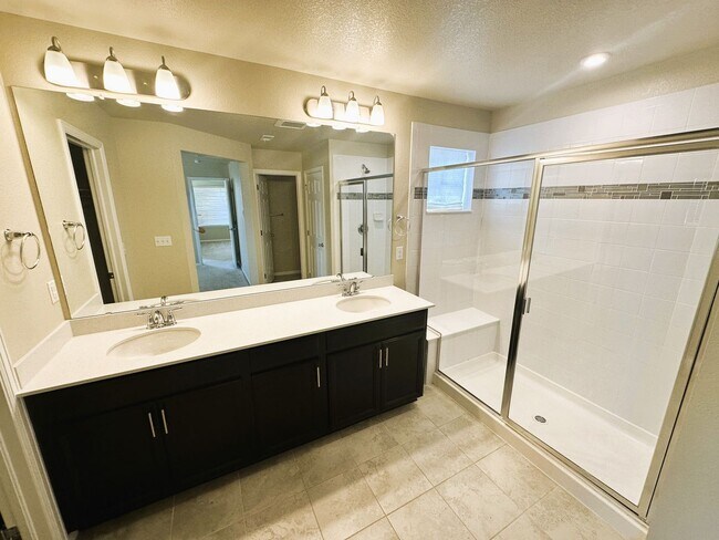 Building Photo - Beautiful 3 Bedroom Home (Available Immedi...