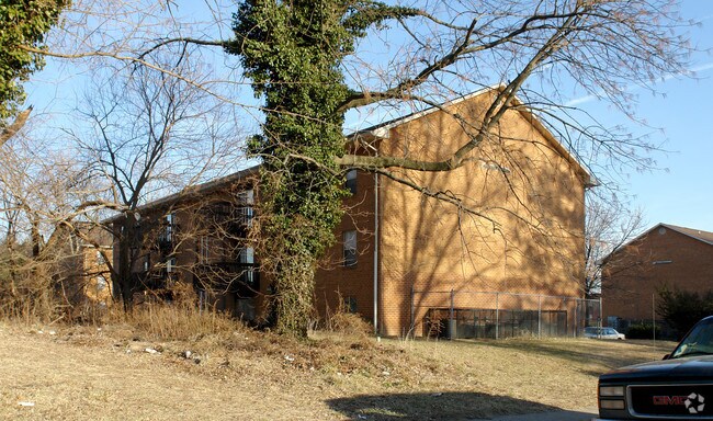 Building Photo - 2201 Roslyn Ave
