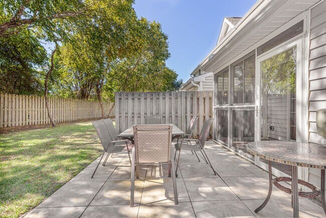 Building Photo - Townhome in The Market Common!