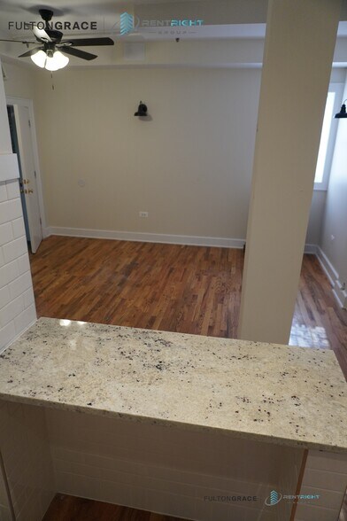 Building Photo - 2063 W Lawrence Ave