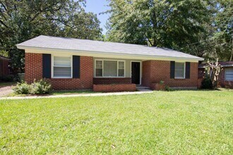 Building Photo - ** 3 bed 1.5 bath located in Mcgehee-Allen...
