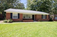Building Photo - ** 3 bed 1.5 bath located in Mcgehee-Allen...
