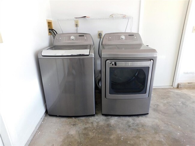 Building Photo - 9353 Vía Segovia