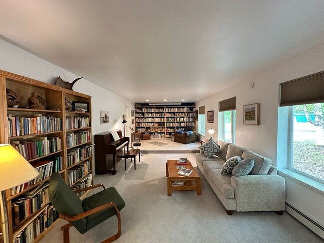 Building Photo - Fully Furnished 3BD/3BA Home with Solar Po...