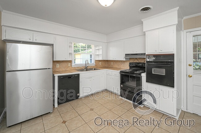 Building Photo - 3215 Walton Dr