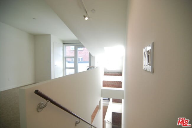 Building Photo - 940 E 2nd St