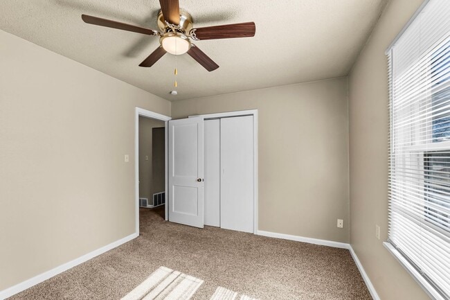 Building Photo - Updated Cozy 2 bedroom House