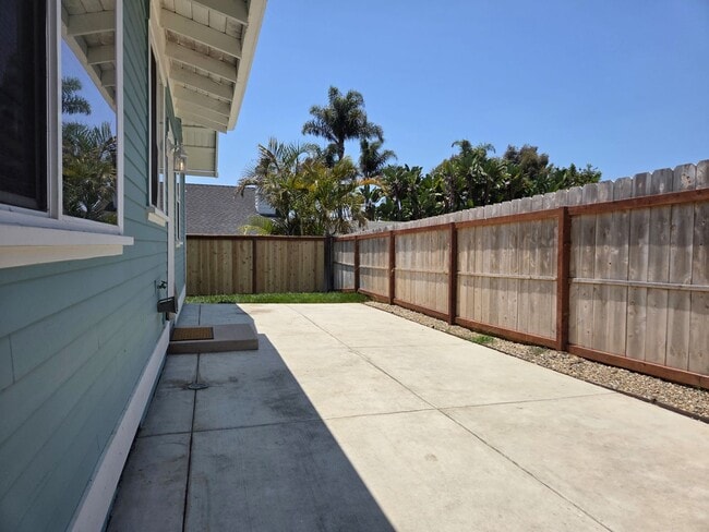 Building Photo - Adorable Beach-Close 2 Bedroom Bungalow in...