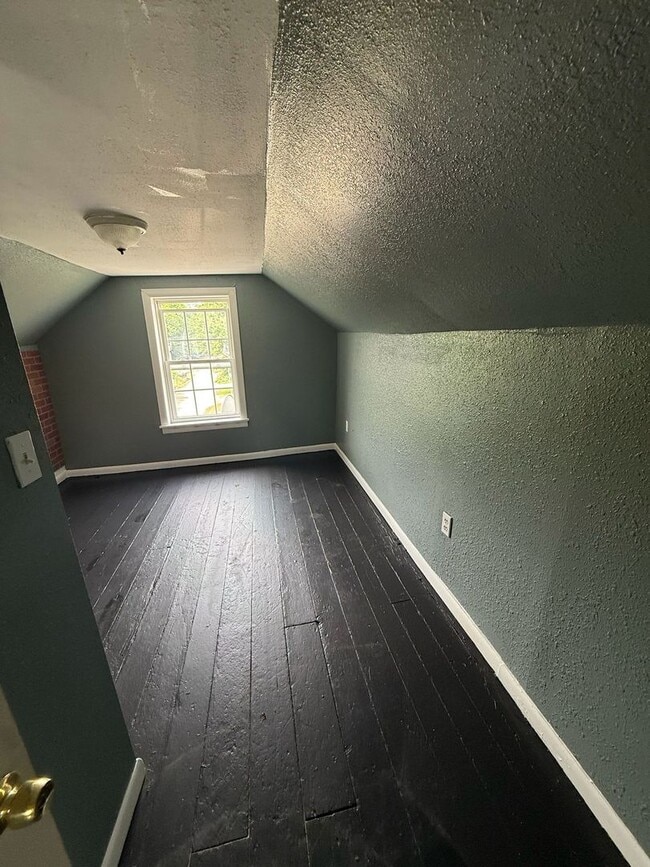 Building Photo - 3 bedrooms 1 bath