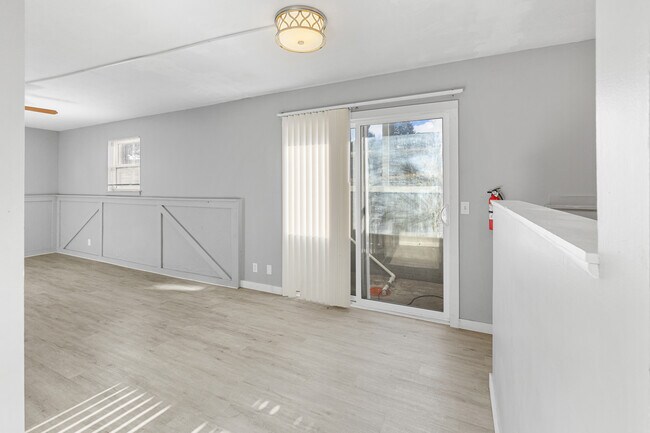 Building Photo - 715 ManApart