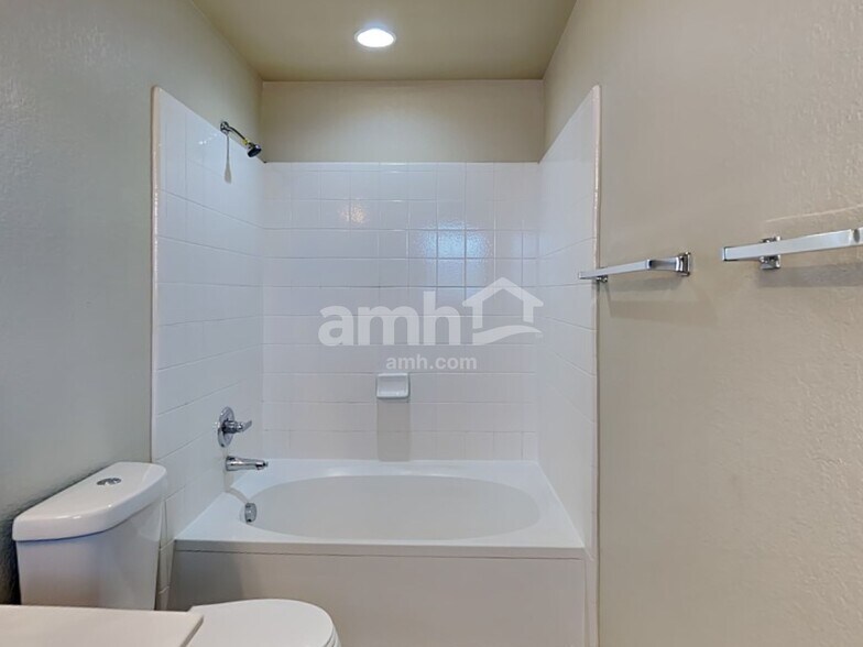 Building Photo - 10007 Del Lago Ct