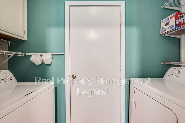 Building Photo - 617 Main St