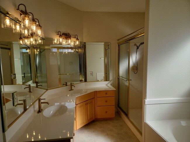 Building Photo - Freshly Updated 2 Bedroom Home in Washington!