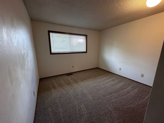 Building Photo - *COMING SOON* 3 Bedroom 2.5 bath Split level house