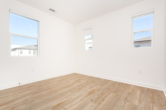 Building Photo - Contemporary Living in the Heart of Millenia
