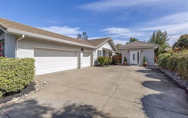 Building Photo - Livermore South Very Private 4 bedroom/3 b...