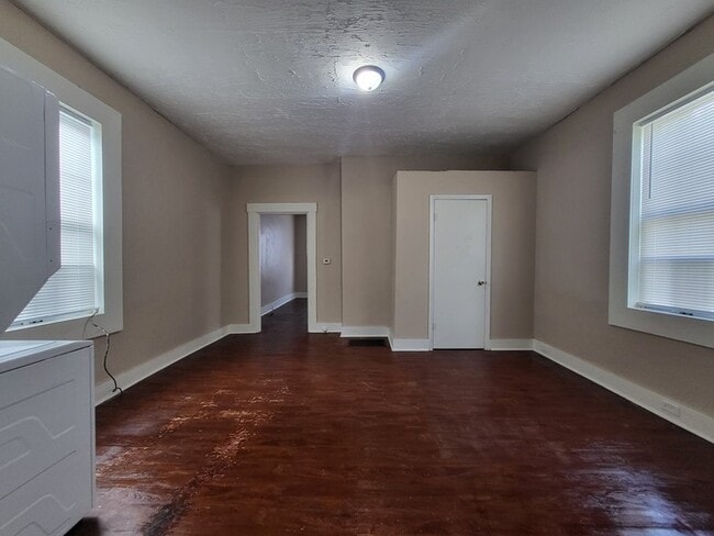 Building Photo - Cozy, clean, stove, fridge, and washer/dryer