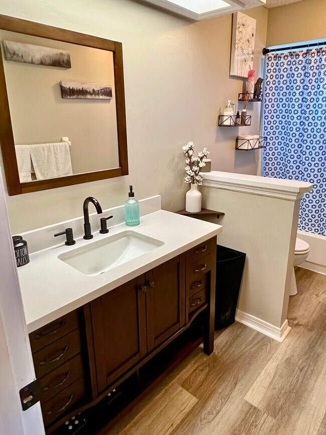 Building Photo - Charming 3-Bedroom Home with Modern Upgrad...