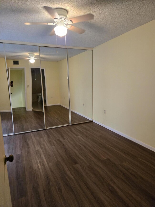 Building Photo - 505 Live Oak Ln