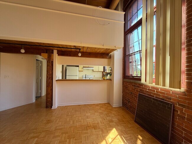 Building Photo - 839 Main St