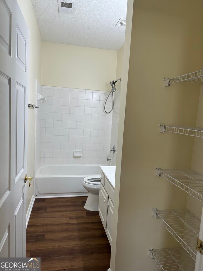 Building Photo - 124 Cottesford Dr SW