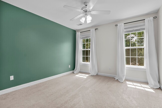 Building Photo - 101 Hollingwood Dr