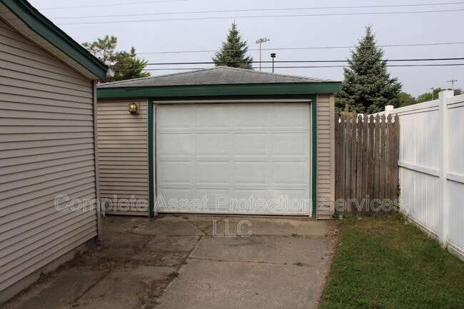 Building Photo - 7752 Catalpa Ave