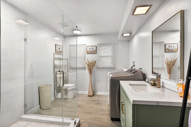 Building Photo - 4989 Randlett Dr