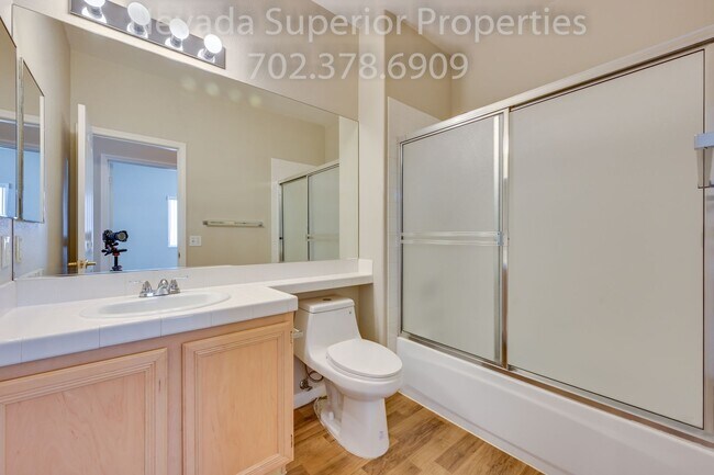 Building Photo - SE Single Story 3 Bedroom Home!!! Low Main...