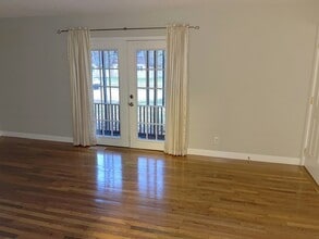 Building Photo - 2207 Saratoga Dr