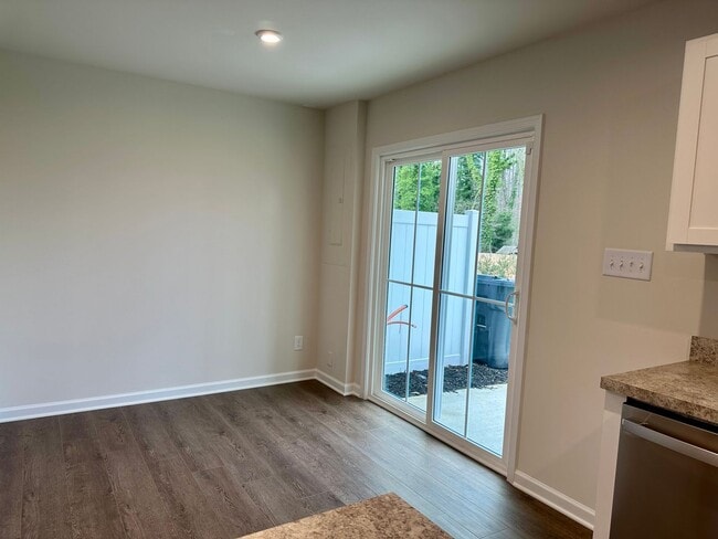 Building Photo - New Canterbury Townhouse