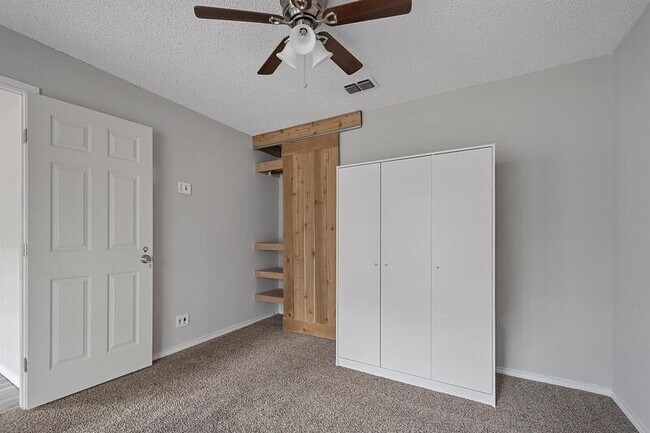 Building Photo - 2112 Chaucer Street