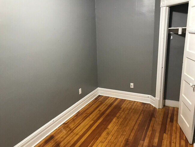 Building Photo - 4 bedroom, 1 bath