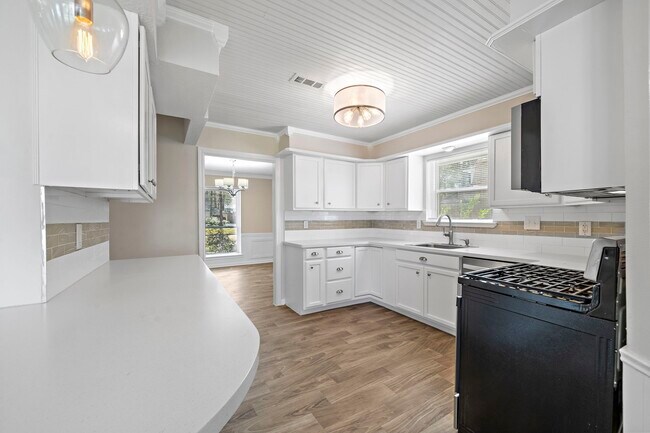 Building Photo - 6302 Hickorycrest Dr