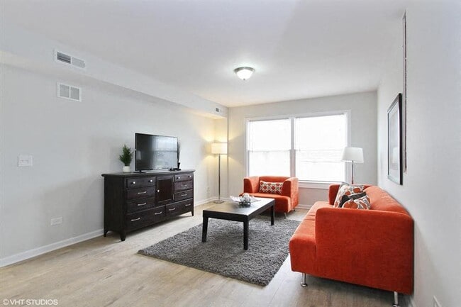 Building Photo - Reverb Oak Lawn