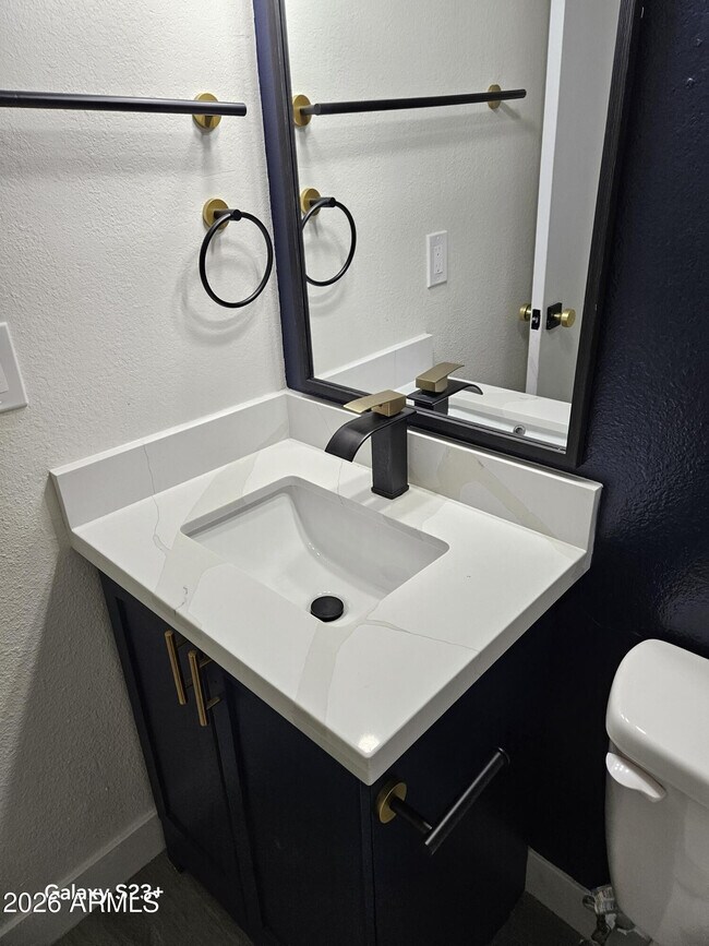 Building Photo - 623 W Guadalupe Rd