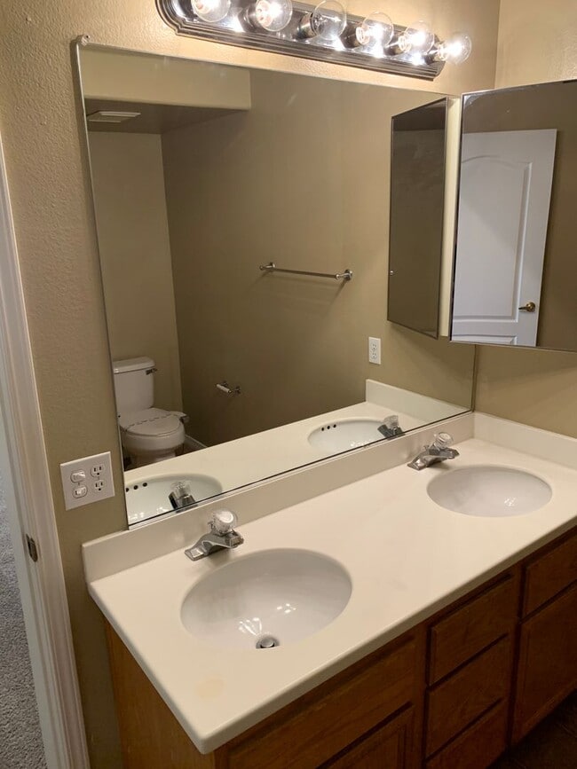 Building Photo - 3 Bedroom Condo in the Northwest