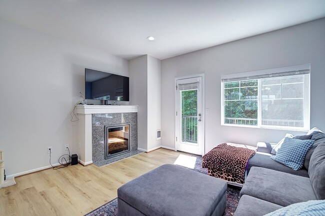 Building Photo - 2Bd/2.25Ba Mill Creek Townhouse