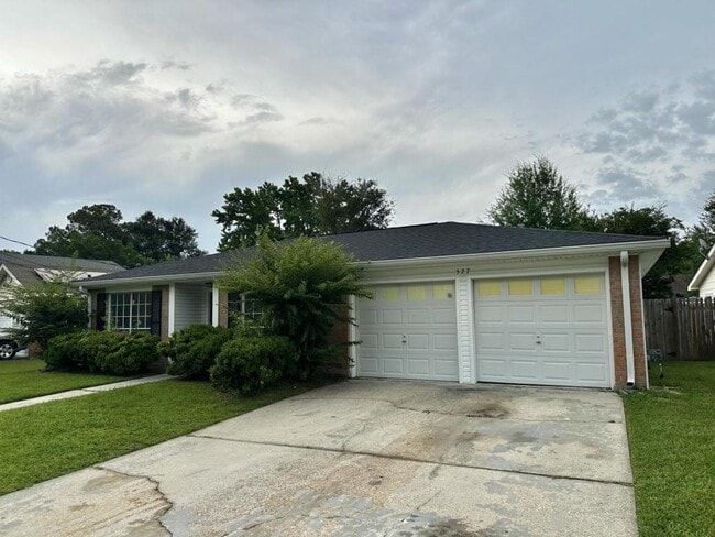 Building Photo - 527 Queen Anne Dr