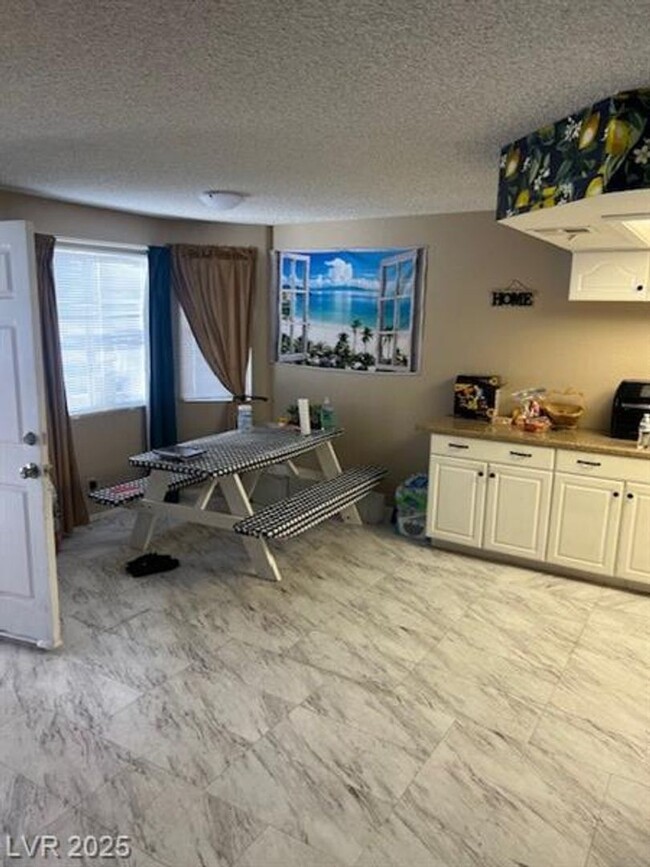 Building Photo - A very Nice and Clean 2 Bedroom, 2 Bathroo...