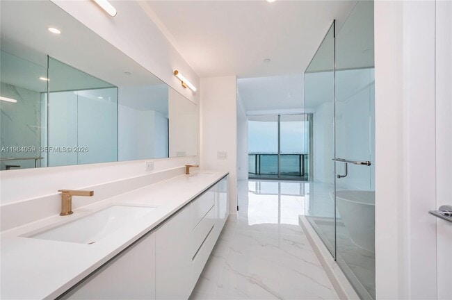 Building Photo - 700 NE 24th St