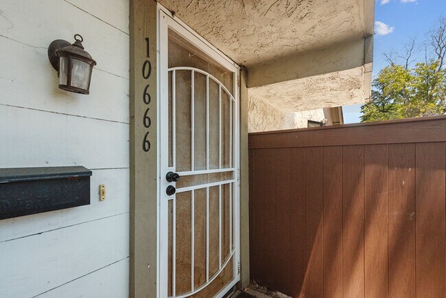 Building Photo - Spacious 3 Bed 2 Bath Townhome in Villa Po...