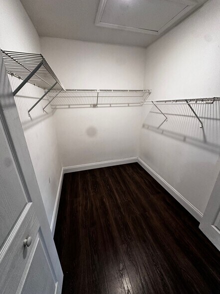 Building Photo - 5082 Ernst Ct