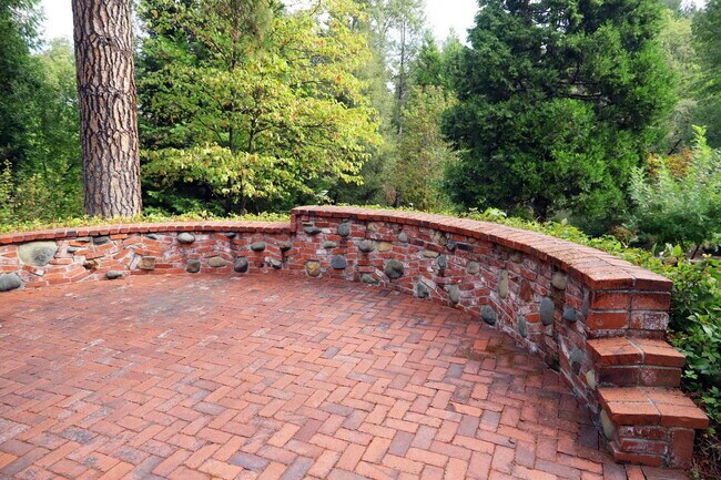 Building Photo - Don't miss this amazing opportunity to rent a higher end home nestled in the trees in the coveted...