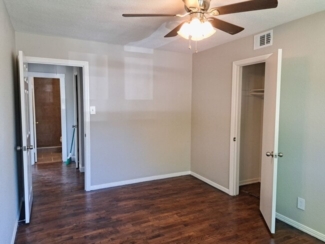 Building Photo - 4 bed / 2 bath / 2 car garage