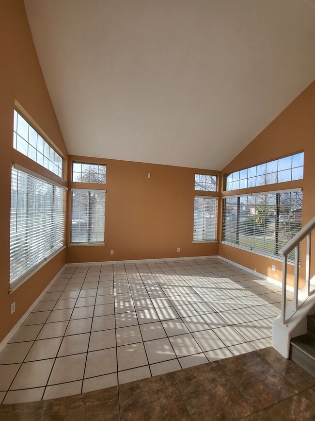 Building Photo - Beautiful home well maintained 4 Bedroom 3...