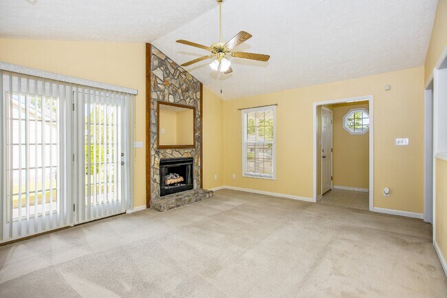Building Photo - 3 Bedroom 2 Bathroom Nest in Fayetteville