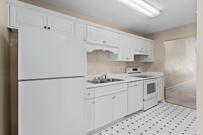 Building Photo - 2019 Emerald Bay Dr